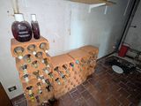 deux bouteilles de vin posées sur une étagère dans une salle de bains