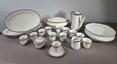 Servide table en porcelaine blanche et dorée comprenant:
