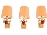 trois lampes accrochées au mur les unes à côté des autres
