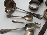 many spoons that are sitting on a table