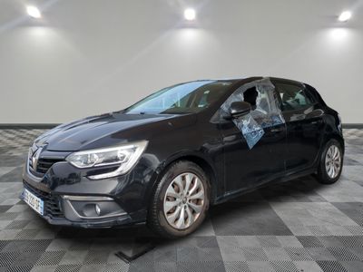la voiture noire est garée sur un sol en damier dans le garage