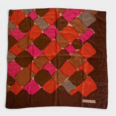 un gros plan d'une écharpe marron et rose sur fond blanc