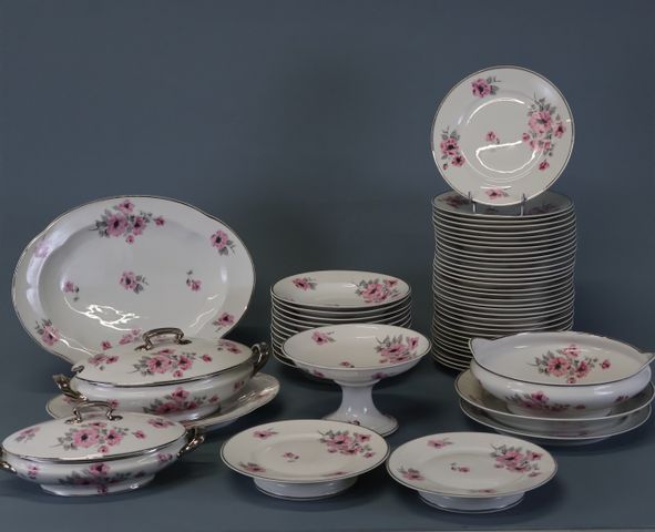 Partie de service en porcelaine de Limoges à décor de pivoine ros...