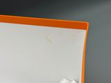 une boîte orange contenant une paire de chaussures