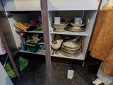 un placard rempli d'assiettes et de bols dans la cuisine