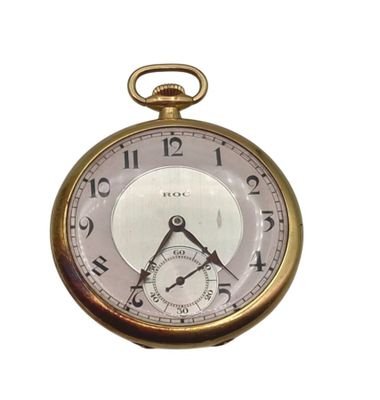 gros plan d'une montre de poche sur fond blanc