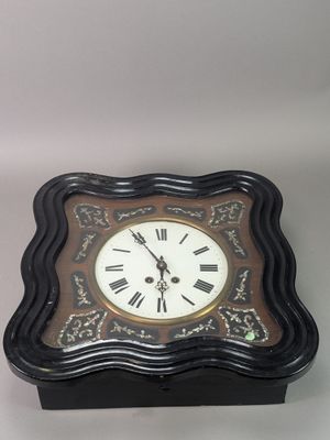 une horloge posée sur une table