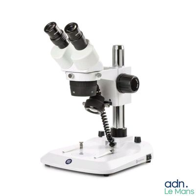 un gros plan d'un microscope sur fond blanc