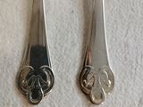 deux cuillères et une fourchette posées sur une table
