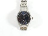 gros plan d'une montre sur une surface blanche