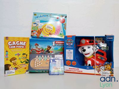 un grand nombre de jouets posés sur une table