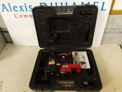 une mallette noire contenant des outils, posée sur une table