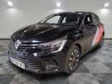 la voiture noire est garée sur un sol en damier dans le garage