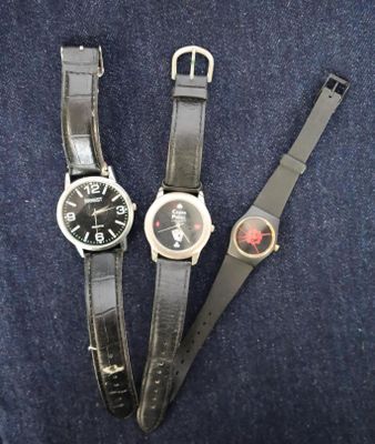 deux montres posées l'une sur l'autre, sur un tissu bleu