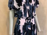 un mannequin portant une robe à fleurs noires et blanches