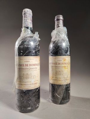 deux bouteilles de vin emballées dans du plastique, posées sur une table