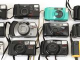 de nombreux modèles d'appareils photo numériques sur la table