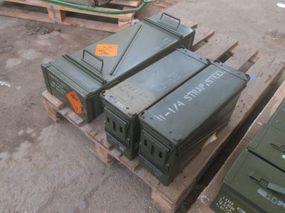 trois cartons verts posés les uns à côté des autres sur une palette
