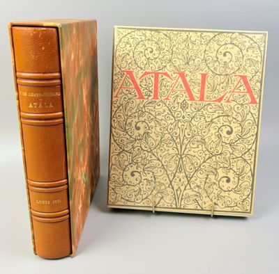 deux livres sont posés l'un à côté de l'autre sur une table