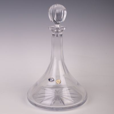 une bouteille en verre transparent surmontée d'un diamant