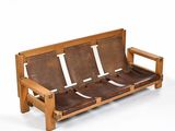 un banc en bois muni de trois sièges en cuir