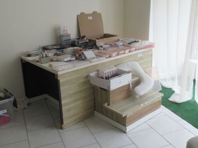 un bureau encombré d'objets, dans une pièce