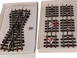 une boîte contenant un ensemble de rails de train et une boîte contenant un ensemble de rails de train
