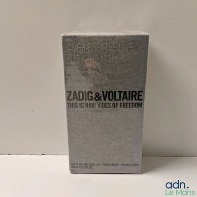 une photo d'un flacon de parfum posé sur une table