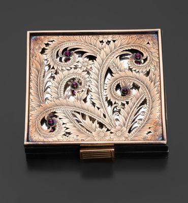 une boîte en argent et en or ornée de fleurs et de feuilles