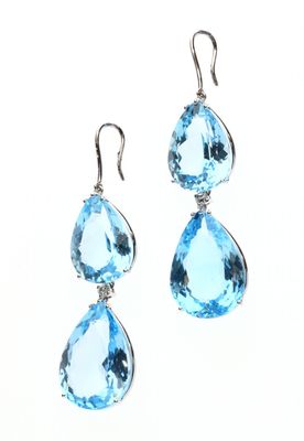 Paire de PENDANTS d'OREILLES en or gris 750 °/°° ornés de qu…