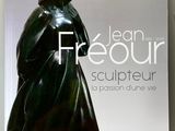 un livre sur la couverture duquel figure la statue d'une femme