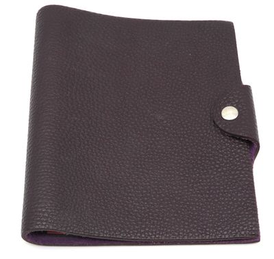 Hermès Paris, petit classeur en cuir taurillon violet.
