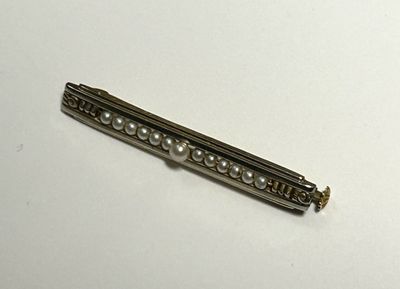 barrette plaquée argent ornée de perles sur un fond blanc