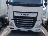 un camion blanc garé dans un parking