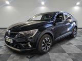 un 4x4 noir garé dans un garage au sol en damier