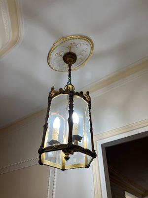une lampe suspendue au plafond de la pièce