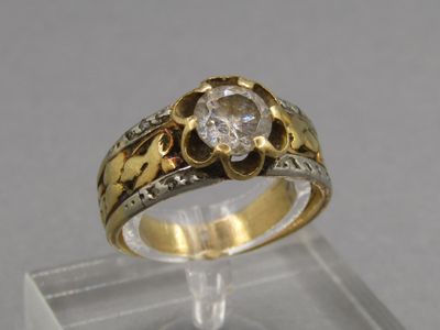 Gros plan sur une bague en or ornée d'un diamant