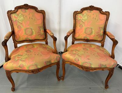 paire de chaises anciennes en bois sculpté, avec un revêtement à motifs floraux, revêtement à motifs floraux, revêtement à motifs floraux, revêtement à motifs floraux, revêtement à motifs floraux, revêtement à motifs floraux, revêtement à motifs floraux, revêtement à motifs floraux