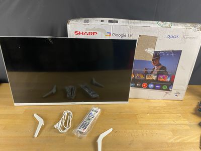 deux télécommandes et un écran de télévision posé sur une table