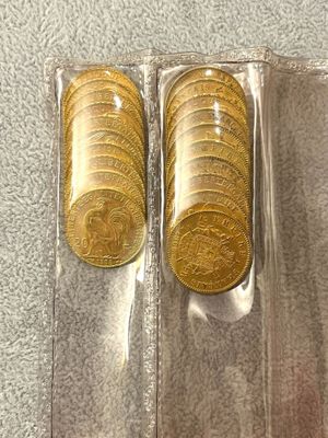 deux sacs de pièces d'or empilés l'un sur l'autre