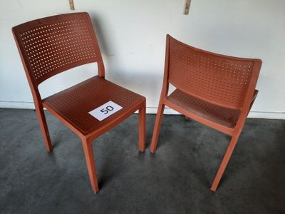 deux chaises assises l'une à côté de l'autre sur le sol