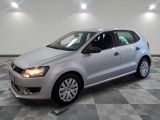la volkswagen polo argentée est garée sur un carrelage à carreaux