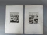deux reproductions encadrées représentant des bateaux dans un port, accrochées à un mur bleu