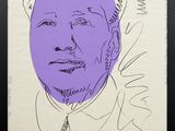 dessin violet représentant un homme en costume-cravate, la main sur la hanche