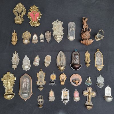 un grand nombre d'éléments différents sur la table