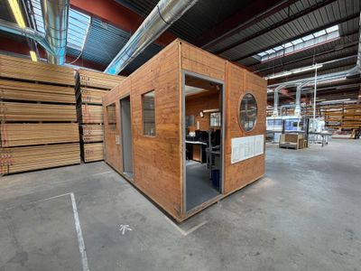 un petit bâtiment situé à l'intérieur d'un entrepôt