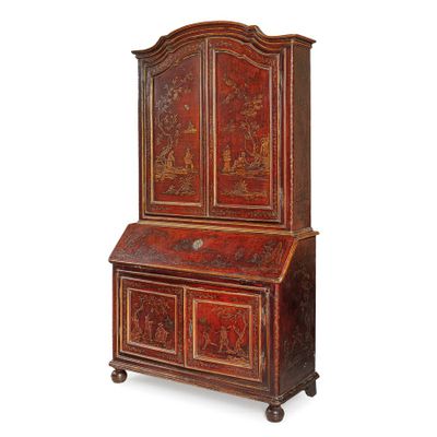 une vieille armoire en bois ornée d'un motif rouge et or