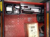 une boîte rouge contenant tout un tas d'objets
