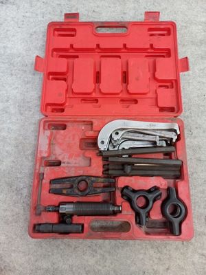 une trousse à outils dans une mallette rouge posée par terre