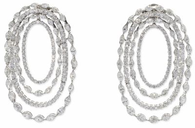 deux rangées de perles de verre transparent sont disposées sur une surface blanche